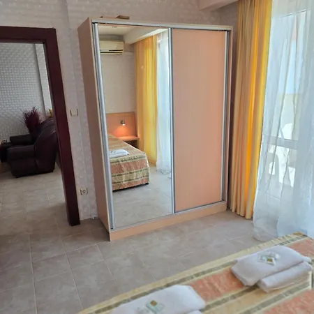 Miramar Palace דירה
